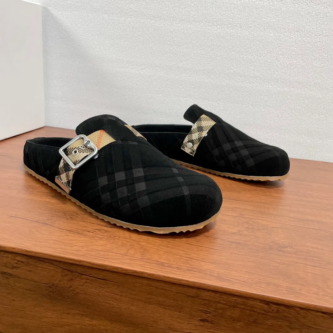 Men's Men's Shoes 💰360 [New Style] 🐝🐝Burberry New Burberry - Men's Checked Leather Urchin Half-Flop Sandal Made of soft suede cowhide and calfskin, these half-flop sandals feature an adjustable B-shaped buckle strap and are decorated with the signature sand-colored Burberry check in jacquard worsted. The upper wraps around the midsole and is paired with a sole made of the same upper material with an embossed logo on the heel and a wavy rubber outsole embellished with the Burberry lettering. Fashionable and casual! Comes with full set of original packaging dust bag! Code number: 39-40-41-42-43-44 standard code (38/45 can be customized and returns and exchanges are not supported)